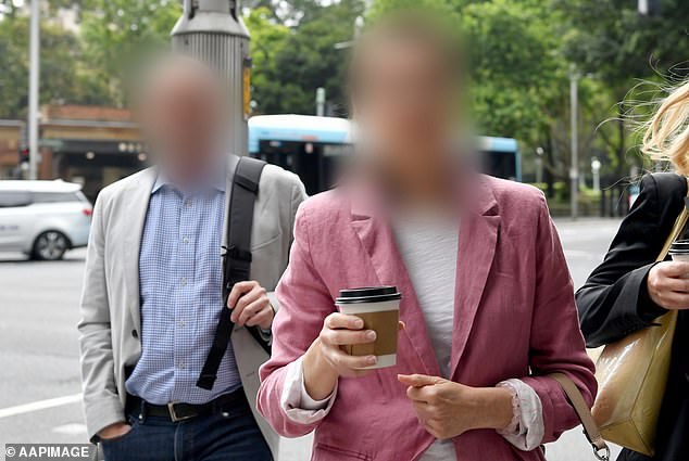 Williams Pflegemutter, 57 (rechts), ist Gegenstand einer polizeilichen Beweisaufnahme an die NSW DPP, in der empfohlen wird, sie wegen Eingriffs in eine Leiche und Rechtsbeugung anzuklagen