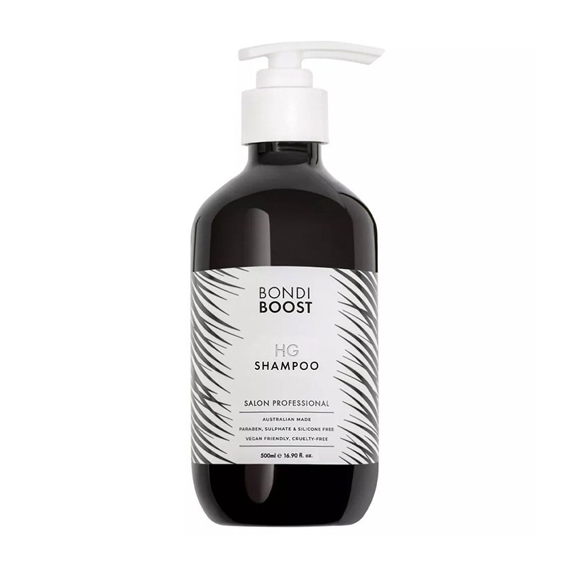 Eine große Pumpflasche des Bondi Boost Hair Growth Shampoo auf weißem Hintergrund