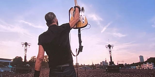 Bruce Springsteen hält während des Auftritts die Gitarre hoch