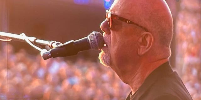Billy Joel singt während seines Auftritts auf der Bühne ins Mikrofon