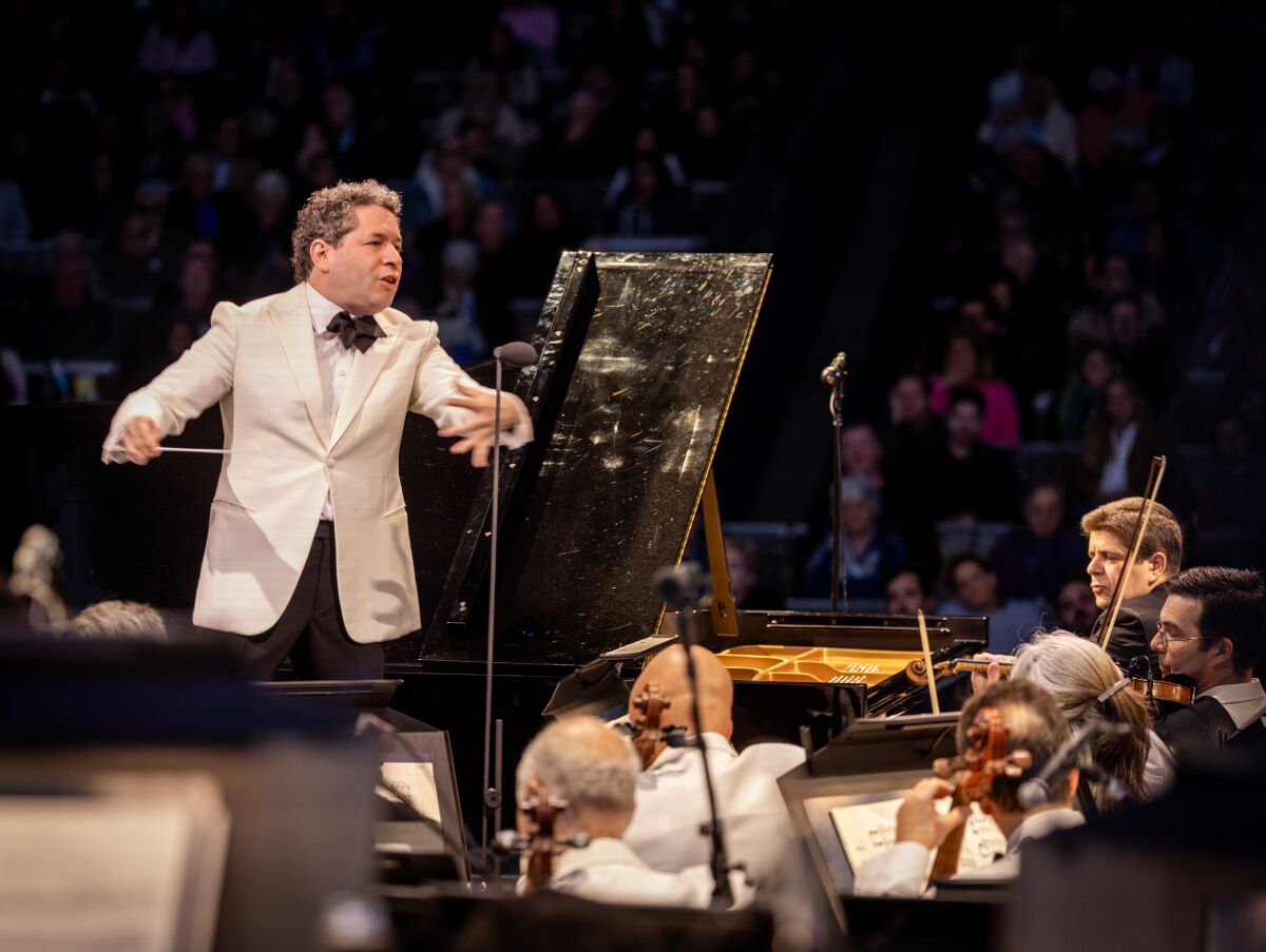 Gustavo Dudamel dirigiert im weißen Anzug.