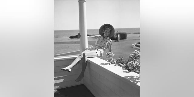 Jackie Kennedy lehnt sich auf einem Balkon in Hyannis Port zurück