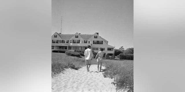 John F. Kennedy und Jackie gehen auf das Haus in Hyannis Port zu