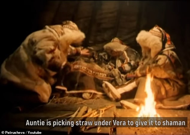 In einer Szene ist Vera zu sehen, wie sie auf allen Vieren am Feuer kauert, während ihre Wehen einsetzen, wobei ihre Familienangehörigen ihr helfen