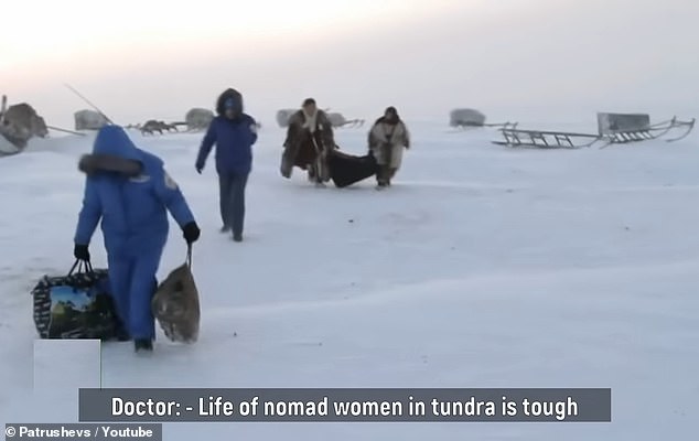 Am Ende des Videos geht ein Arzt auf das Leben nomadischer Frauen in der Tundra ein und beschreibt es als „hart“.