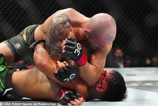 Nach dem UFC-Event gab der australische Superstar bekannt, dass er mit einer schweren Armverletzung in den Kampf gekommen war, die nun operiert werden muss