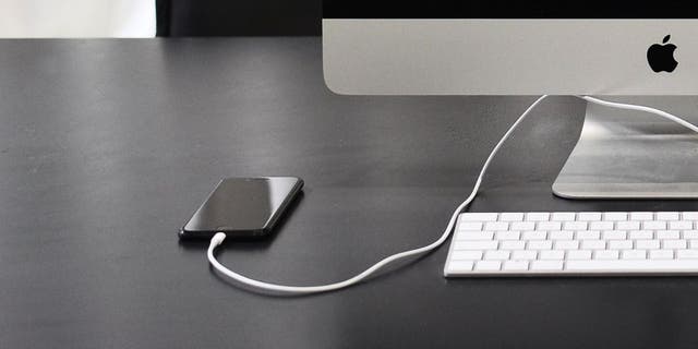 iPhone an Mac-Desktop angeschlossen