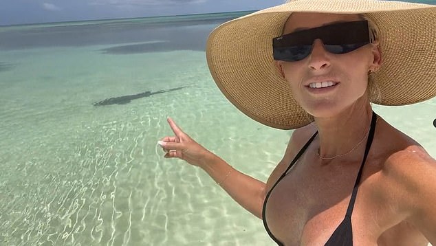 McCool hat ein Video geteilt, in dem der Hai ganz nah an ihr vorbeischwimmt, während sie am Strand war
