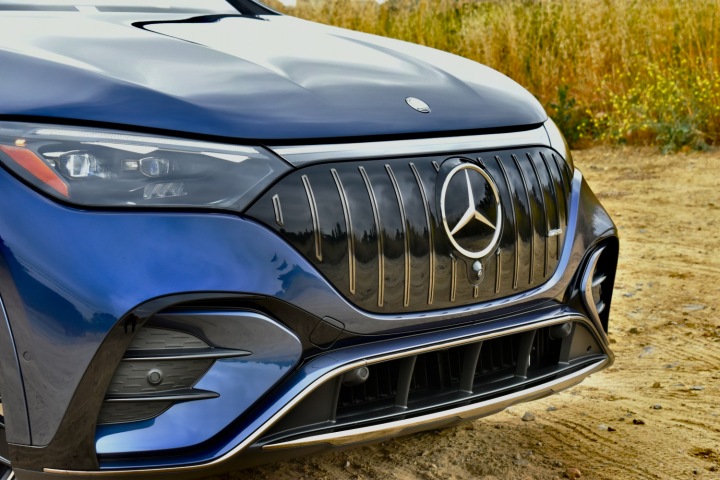 Nahaufnahme der Frontpartie des Mercedes-AMG EQE SUV 2024.
