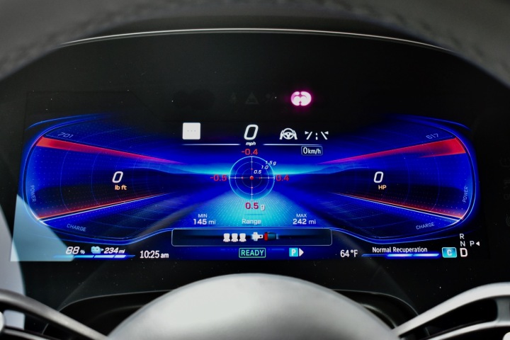 Digitales Kombiinstrument im Mercedes-AMG EQE SUV 2024.