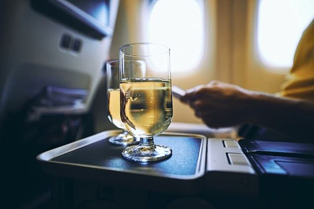 Laut Flugbegleiterin Erica L in Reader's Digest ist Trinken einer der größten Ärgernisse des Kabinenpersonals