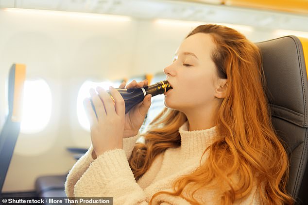 Auch im Flugzeug betrunken zu sein, ist keine gute Idee, denn der Sauerstoffmangel führt dazu, dass man sich von selbst lethargisch fühlt