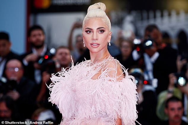 Lady Gaga, 37, gab 2017 bekannt, dass sie an Fibromyalgie leidet.  Die Erkrankung wird in folgende Kategorien eingeteilt: weit verbreitete Schmerzen, Muskel- und Gelenksteifheit, Druckempfindlichkeit, Taubheitsgefühl und Kribbeln, Gedächtnisprobleme, erhöhte Empfindlichkeit gegenüber Licht und Lärm sowie Verdauungsprobleme wie Blähungen und Verstopfung