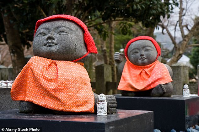 Ivo sagt, dass Japans Kultur das Land zu einem Muss macht.  Oben sind Statuen in einem japanischen Tempel