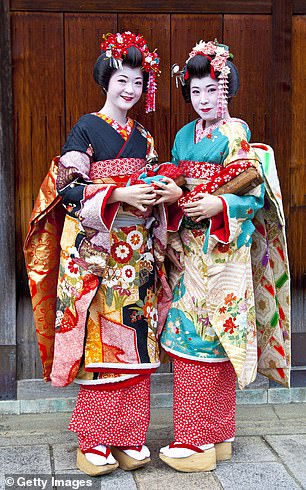 Ivo beschreibt Japan als einen „aufregenden“ Ort.  Oben tragen zwei Frauen traditionelle Geisha-Kostüme