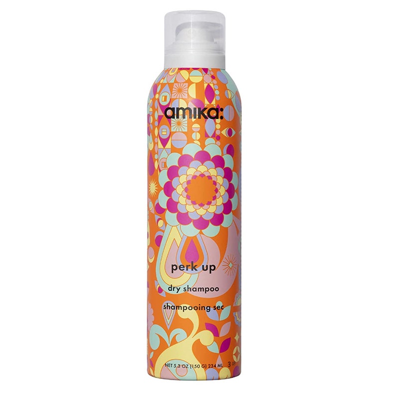 Eine Trockenshampoo-Sprühflasche im Paisley-Design des Amika Perk Up Talc-Free Dry Shampoo auf weißem Hintergrund