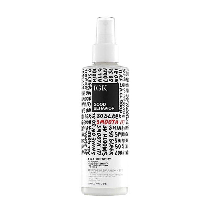 Eine Sprühflasche des IGK Good Behavior 4-in-1 Prep Spray auf weißem Hintergrund