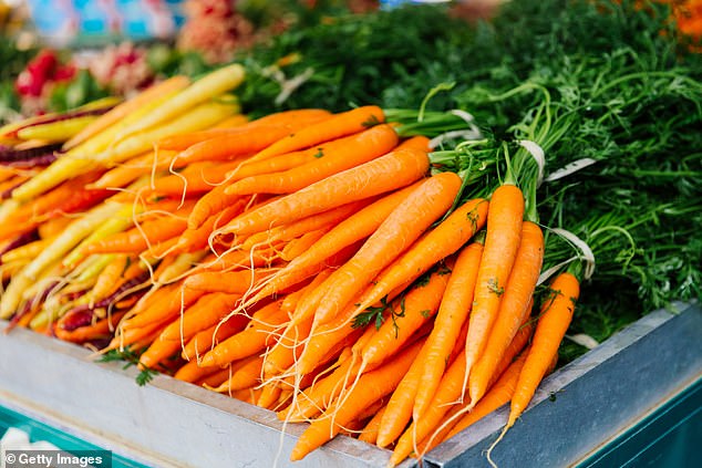 Vitamin A kommt nicht nur in Karotten vor, sondern auch in Vollmilch und Eiern und bildet zusammen mit Zink Melanin
