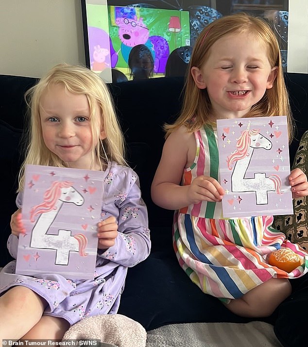 Sophia und Rose feierten kürzlich ihren vierten Geburtstag, als sie beide eine Karte ihres verstorbenen Vaters öffneten