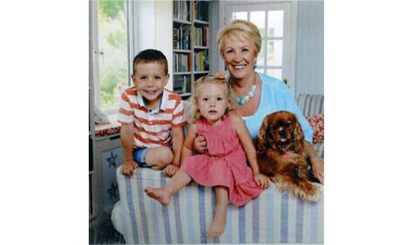 Lesley mit Stan und Enkelkindern
