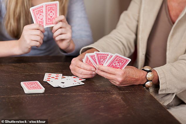Vierzehn Prozent der Briten schwelgen beim Kartenspielen im Regen während eines Wohnwagenurlaubs in Erinnerungen (gemeinsamer 11.)