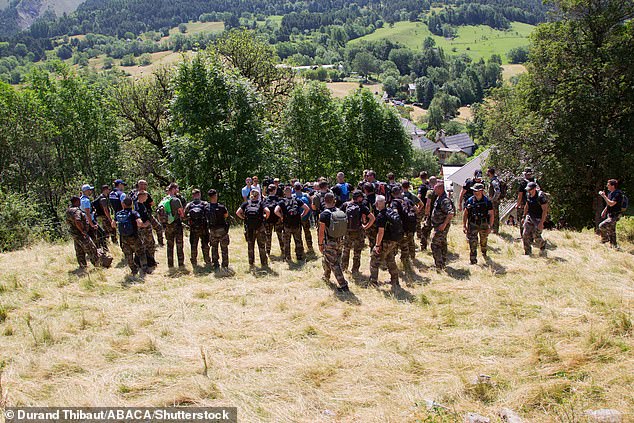 Eine Gruppe Gendarmen sucht in einem steilen Gebiet etwas außerhalb von Le Vernet in den Alpes-de-Haute-Provence nach dem kleinen zweijährigen Emile