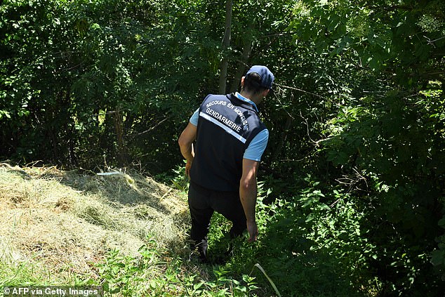 Ein französischer Gendarm beteiligt sich an einer Suchaktion nach dem zweieinhalbjährigen Emile, der seit zwei Tagen als vermisst gilt