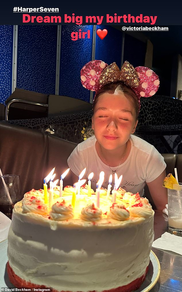 Glücklich: Andere von Victoria geteilte Schnappschüsse zeigten Harper, wie sie ihre Kerzen auf einer Geburtstagstorte ausblies, während sie ein Familienessen genossen