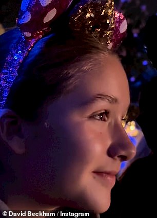 Wie eine Mutter wie eine Tochter: David filmte Harper und Victoria beim Anblick des magischen Königreichs in Disneyland