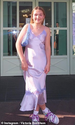 Geburtstagskind!  Harper posierte neben ihrer Mutter in ihrem Mini-Me-Kleid, das sie mit klobigen Turnschuhen und einer glitzernden Version von Pradas 950-Pfund-Minitasche kombinierte
