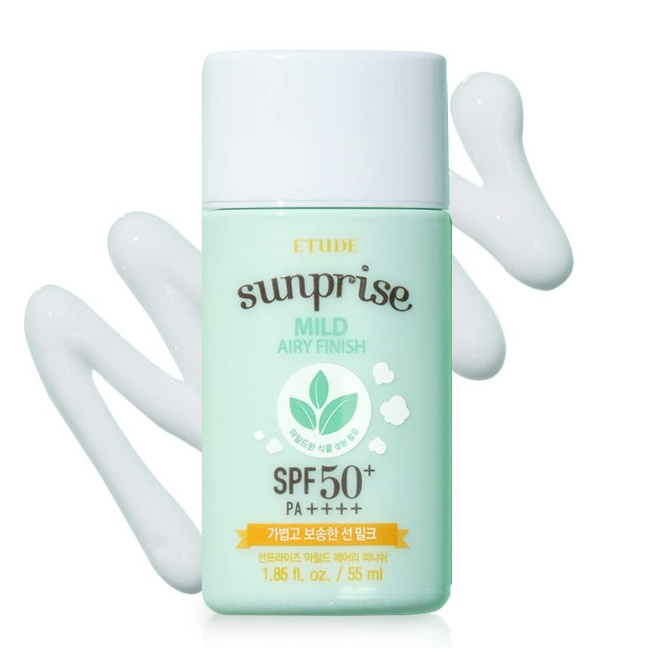 Etude House Sunprise Mild Airy Finish Sun Milk SPF 50+ mintfarbene Flasche mit weißem Verschluss und Kringelmuster Sonnencreme auf weißem Hintergrund