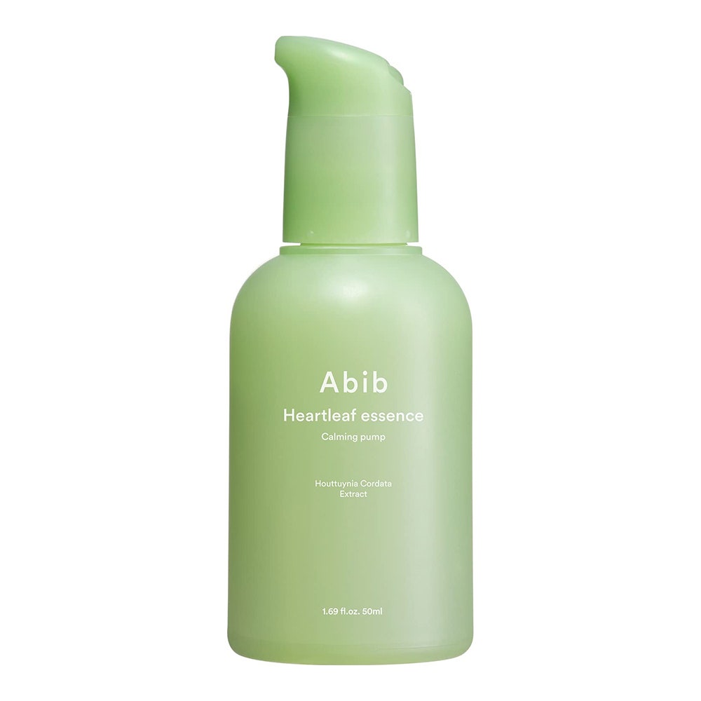 Eine grüne Flasche Abib Heartleaf Essence auf weißem Hintergrund