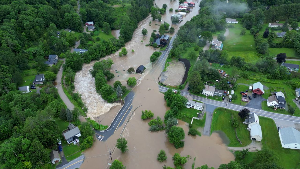 Ein am Montag über Londonderry, Vermont, aufgenommenes Drohnenvideo zeigt das Ausmaß der Überschwemmung.