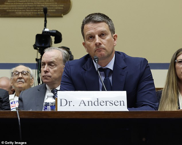 Dr. Kristian Andersen von Scripps Research gab während einer Anhörung mit dem Sonderausschuss zur Coronavirus-Pandemie am 11. Juli 2023 auf dem Capitol Hill in Washington, D.C. seine Aussage
