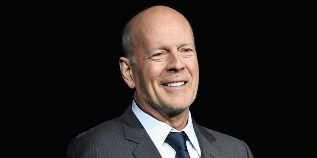 Bruce Willis lächelt auf der Bühne