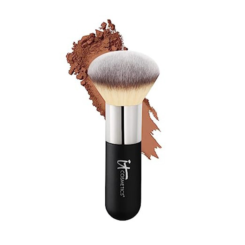 Der IT Cosmetics Heavenly Luxe Airbrush Powder & Bronzer Brush #1 auf weißem Hintergrund