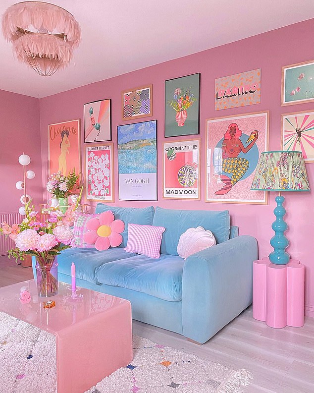 Kates Zuhause ist jetzt eine herrliche Hommage an alles, was mit Rosa und Pastell zu tun hat, vom rosa gestrichenen Pflaster auf ihrer Terrasse bis zu den Blumen, die mit Schablonen auf den Stufen ihrer Treppe angebracht sind