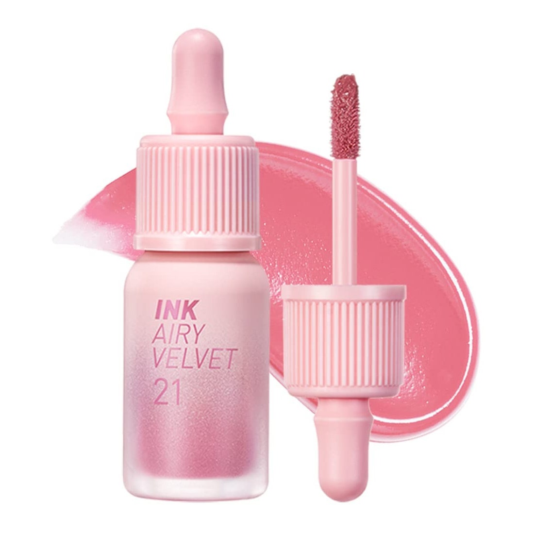 Peripera Ink Airy Velvet Lip Tint Fläschchen mit rosa Lippentönung mit Farbmuster dahinter auf weißem Hintergrund