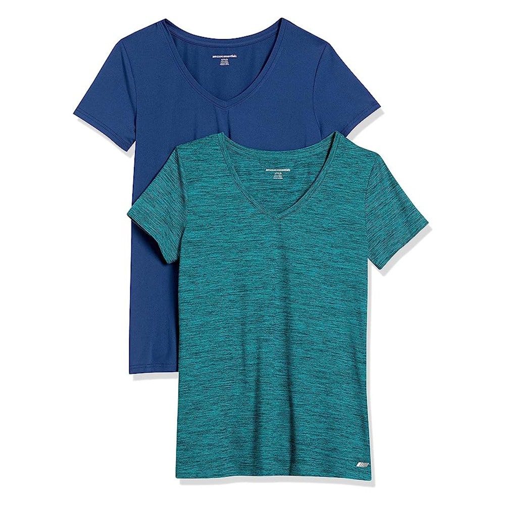 Zwei blaue und grüne Amazon Essentials Tech Stretch-Kurzarm-T-Shirts auf weißem Hintergrund