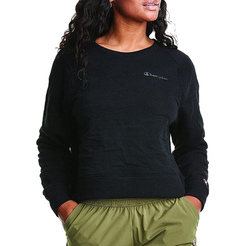 Champion Sport Soft Touch Double Knit Crew-Modell trägt schwarzes Sweatshirt mit Mesh-Detail auf weißem Hintergrund