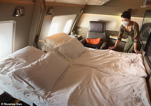 Dieses Standbild aus Dans Video zeigt eine Stewardess, die die Betten für ihn und seinen Reisebegleiter Oscar herstellt