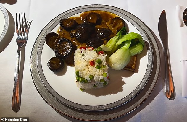 Dans Hauptgericht aus Pilzen, Reis und Tofu – „perfekt gekocht“