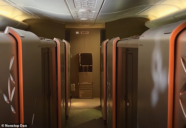 Die Kabine der Suite-Klasse verfügt über einen einzigen Gang und befindet sich auf dem Oberdeck des A380