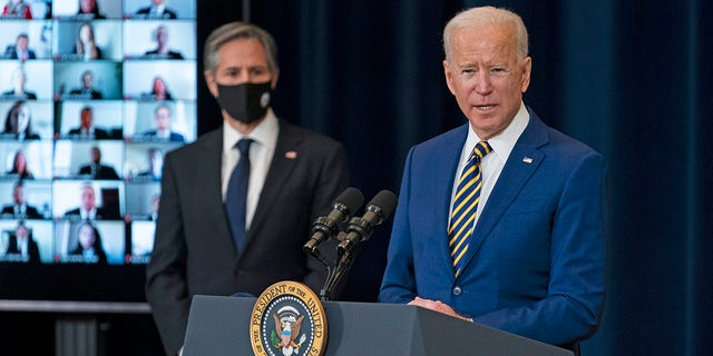 Außenminister Antony Blinken hört zu, wie Präsident Joe Biden am Donnerstag, 4. Februar 2021, in Washington seine Rede vor Mitarbeitern des Außenministeriums hält.  (AP Photo/Evan Vucci)
