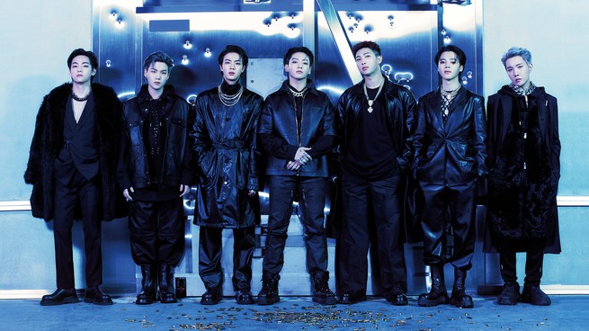 Die sieben Mitglieder der koreanischen Popband BTS stehen in einer Reihe
