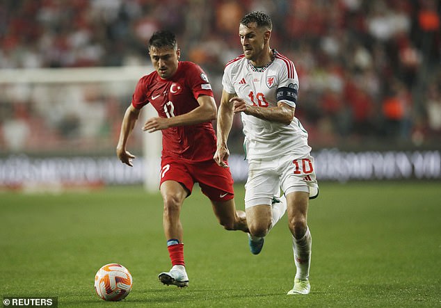 Während der walisische Mittelfeldspieler Aaron Ramsey (rechts) einen saudischen Wechsel für eine Rückkehr nach Cardiff vorbereiten könnte
