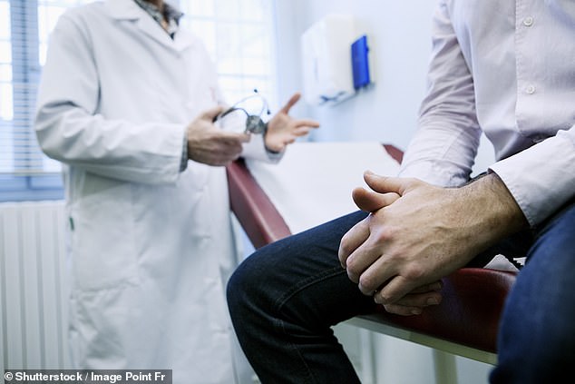 Die meisten Männer mit Prostatakrebs mussten ihren Hausarzt mehr als einmal aufsuchen, bevor sie eine Diagnose erhielten (Aktenfoto: Ein Patient in einer Konsultation)