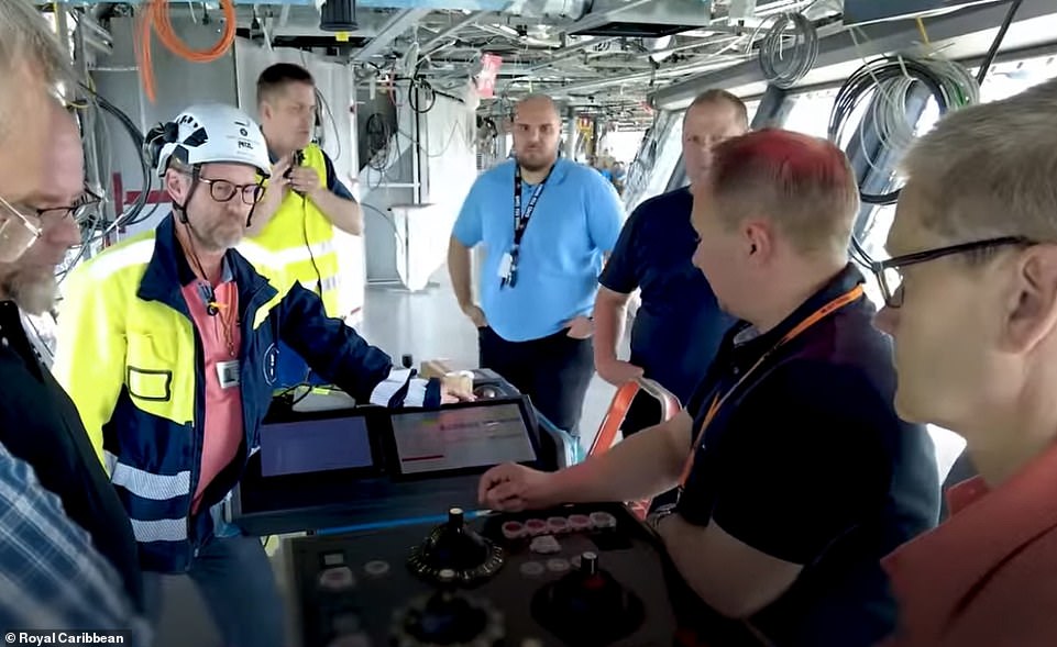 Das Video zeigt Arbeiter, wie sie die wichtigsten technischen Bereiche des Schiffes testen.  Von den Hauptmotoren bis zum Bremssystem wurden Vorversuche durchgeführt