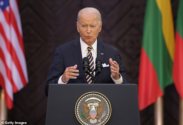 Kristallschale: Präsident Joe Biden, der am Mittwoch in Litauen eine Rede hielt, schenkte Meghan eine Kristallschale mit dem Siegel des Präsidenten, die vorne auf seinem Podium zu sehen ist