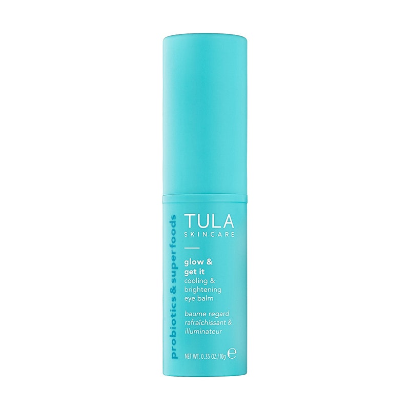 Der Tula Glow + Get It Cooling & Brightening Eye Balm Stick auf weißem Hintergrund